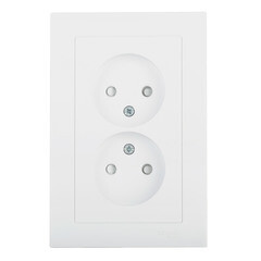 Изображение товара Розетка Systeme Electric AtlasDesign встраиваемая белая со шторками (ATN000122)