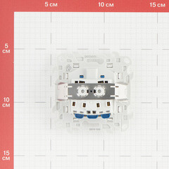 Розетка Simon 24 Harmonie встраиваемая белая со шторками (2420432-030) - фото 3