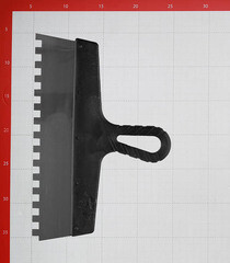 Шпатель зубчатый 300х10 мм с пластиковой ручкой (131154) - фото 2