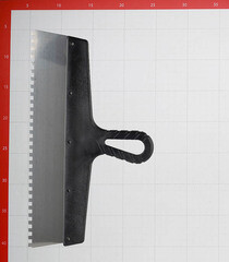 Шпатель зубчатый 350х6 мм с пластиковой ручкой (131155) - фото 2