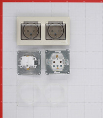 Розетка Systeme Electric Glossa встраиваемая бежевая со шторками с крышкой (GSL000247) - фото 3