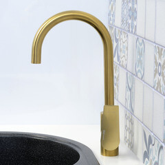 Смеситель для кухни WasserKraft Aisch золото с высоким изливом однорычажный (5507) - фото 2