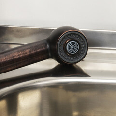 Смеситель для кухни WasserKraft бронза с высоким изливом с вытяжной лейкой однорычажный (A8247) - фото 3