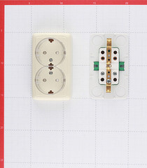 Розетка Hegel Alfa накладная слоновая кость тонкая со шторками (РА16-184-01) - фото 5