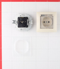 Розетка Simon 15 встраиваемая слоновая кость со шторками с крышкой (1590450-031) - фото 5