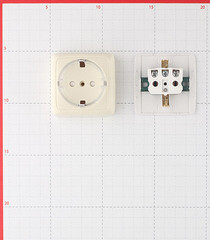 Розетка Hegel Alfa накладная слоновая кость тонкая со шторками (РА16-174-01) - фото 3