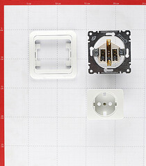 Розетка Makel Mimoza встраиваемая белая керамика (12008) - фото 4