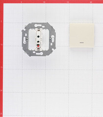 Выключатель Simon 15 одноклавишный встраиваемый слоновая кость с подсветкой (1591104-031) - фото 2