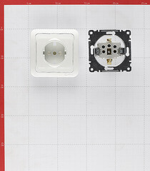 Розетка Makel Mimoza встраиваемая белая со шторками (12058) - фото 3