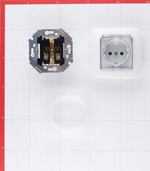 Розетка Simon 15 встраиваемая белая со шторками с крышкой (1590450-030) - фото 5