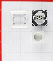 Розетка Makel Mimoza встраиваемая белая UPS со шторками (12053) - фото 3