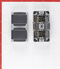 Розетка Makel накладная серая с крышкой (36064206) - фото 2