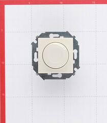 Диммер Simon 15 встраиваемый слоновая кость поворотно-нажимной (1591311-031) - фото 4