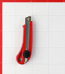 Нож строительный Hesler 18 мм с сегментированным лезвием пластиковый корпус с винтовым фиксатором - фото 3