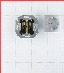 Розетка Simon 15 встраиваемая алюминий (1591432-033) - фото 5