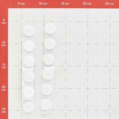 Подпятник фетровый d24 мм самоклеящийся белый (12 шт.) - фото 2