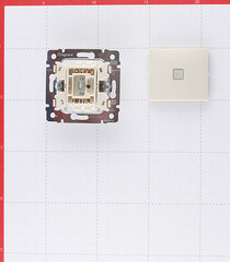 Выключатель Legrand Valena одноклавишный встраиваемый слоновая кость с подсветкой (695601) - фото 8