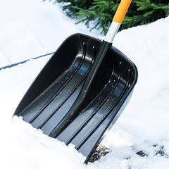 Лопата снеговая Plantic SnowLight полипропилен с алюминиевым черенком 1330х360 мм (12001-01) - фото 4