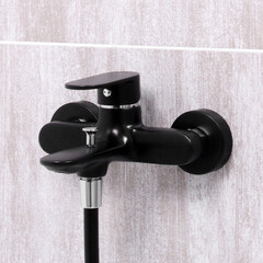 Смеситель для ванны WasserKraft Elbe черный однорычажный с коротким изливом с лейкой (7401) - фото 3