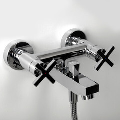 Смеситель для ванны WasserKraft Weser хром двухвентильный с коротким изливом с лейкой (7801) - фото 2