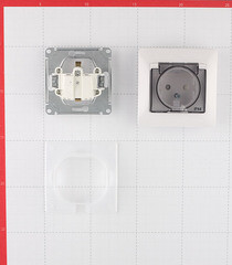 Розетка Systeme Electric Glossa встраиваемая белая со шторками с крышкой (GSL000148) - фото 5