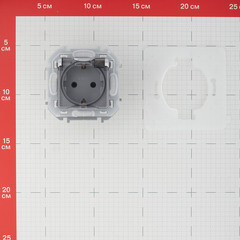 Розетка Legrand Inspiria встраиваемая алюминий со шторками с крышкой (673742) - фото 2