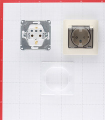 Розетка Systeme Electric Glossa встраиваемая бежевая со шторками с крышкой (GSL000248) - фото 3