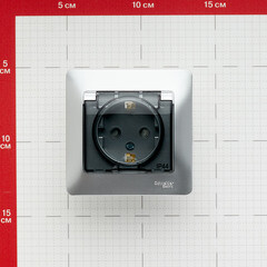 Розетка Systeme Electric Glossa встраиваемая алюминий со шторками с крышкой (GSL000348) - фото 2