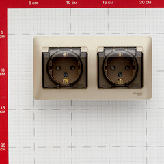 Розетка Systeme Electric Glossa встраиваемая титан со шторками с крышкой (GSL000447) - фото 3