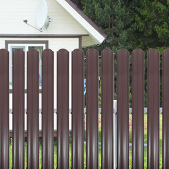 Евроштакетник односторонний полукруглый 0,45 мм 105х1800 мм коричневый RAL 8017 фигурный срез - фото 3