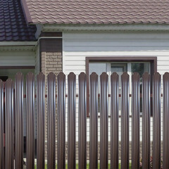 Евроштакетник двухсторонний П-образный 0,45 мм 118х1500 мм коричневый RAL 8017 фигурный срез - фото 2