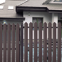 Евроштакетник односторонний М-образный 0,45 мм 100х1800 мм коричневый RAL 8017 фигурный срез - фото 2