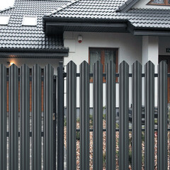 Евроштакетник двухсторонний М-образный 0,45 мм 100х1800 мм графитовый серый RAL 7024 фигурный срез - фото 3