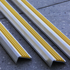 Угловая тактильная лента ПВХ в алюминиевом профиле 1 м желтая (3 шт.) - фото 3