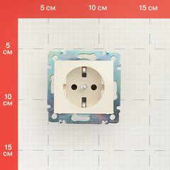 Розетка Legrand Valena встраиваемая слоновая кость со шторками (695613) - фото 3