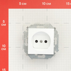 Розетка Simon 15 встраиваемая белая со шторками (1591444-030) - фото 2