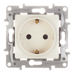 Изображение товара Розетка Legrand Etika встраиваемая слоновая кость со шторками (672322)