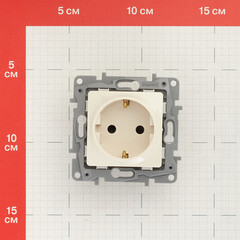 Розетка Legrand Etika встраиваемая слоновая кость со шторками (672322) - фото 2