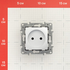 Розетка Legrand Etika встраиваемая алюминий со шторками (672434) - фото 2