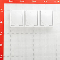 Розетка Simon 15 Aqua накладная белая с крышкой (1594437-030) - фото 2