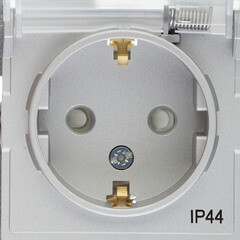 Розетка Systeme Electric AtlasDesign Aqua встраиваемая алюминий со шторками с крышкой (ATN440346) - фото 3