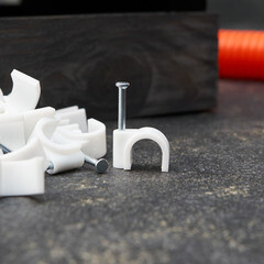 Скобы для крепления кабеля круглые Rexant 10 мм полиэтиленовые белые (50 шт.) (07-4010) - фото 4