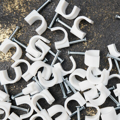 Скобы для крепления кабеля круглые Rexant 10 мм полиэтиленовые белые (50 шт.) (07-4010) - фото 2