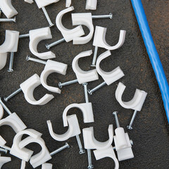 Скобы для крепления кабеля круглые Rexant 12 мм полиэтиленовые белые (50 шт.) (07-4012) - фото 3