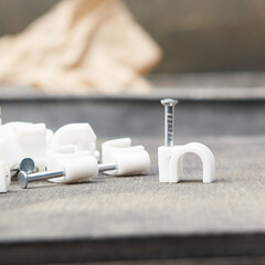 Скобы для крепления кабеля круглые Rexant 6 мм полиэтиленовые белые (50 шт.) (07-4006) - фото 4