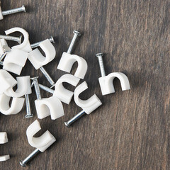 Скобы для крепления кабеля круглые Rexant 6 мм полиэтиленовые белые (50 шт.) (07-4006) - фото 3