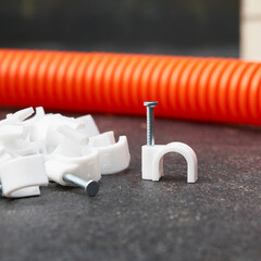 Скобы для крепления кабеля круглые Rexant 8 мм полиэтиленовые белые (50 шт.) (07-4008) - фото 4