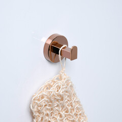 Крючок для ванной WasserKraft Asphe 7700 одинарный на шуруп металл золото (K-77723) - фото 4