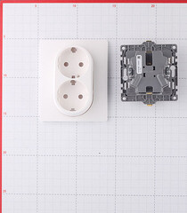 Розетка Legrand Etika встраиваемая белая (672223/672272) - фото 5