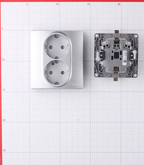 Розетка Legrand Etika встраиваемая алюминий со шторками (672433) - фото 5